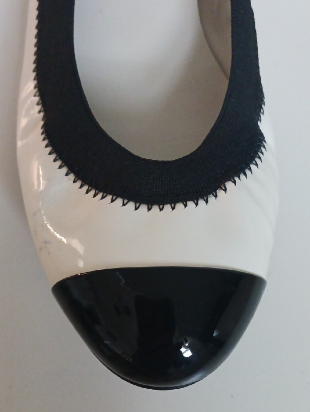 CHANEL NEW WHITE/ BLK PATENT BALLET FLATS. - Picture 2 of 9